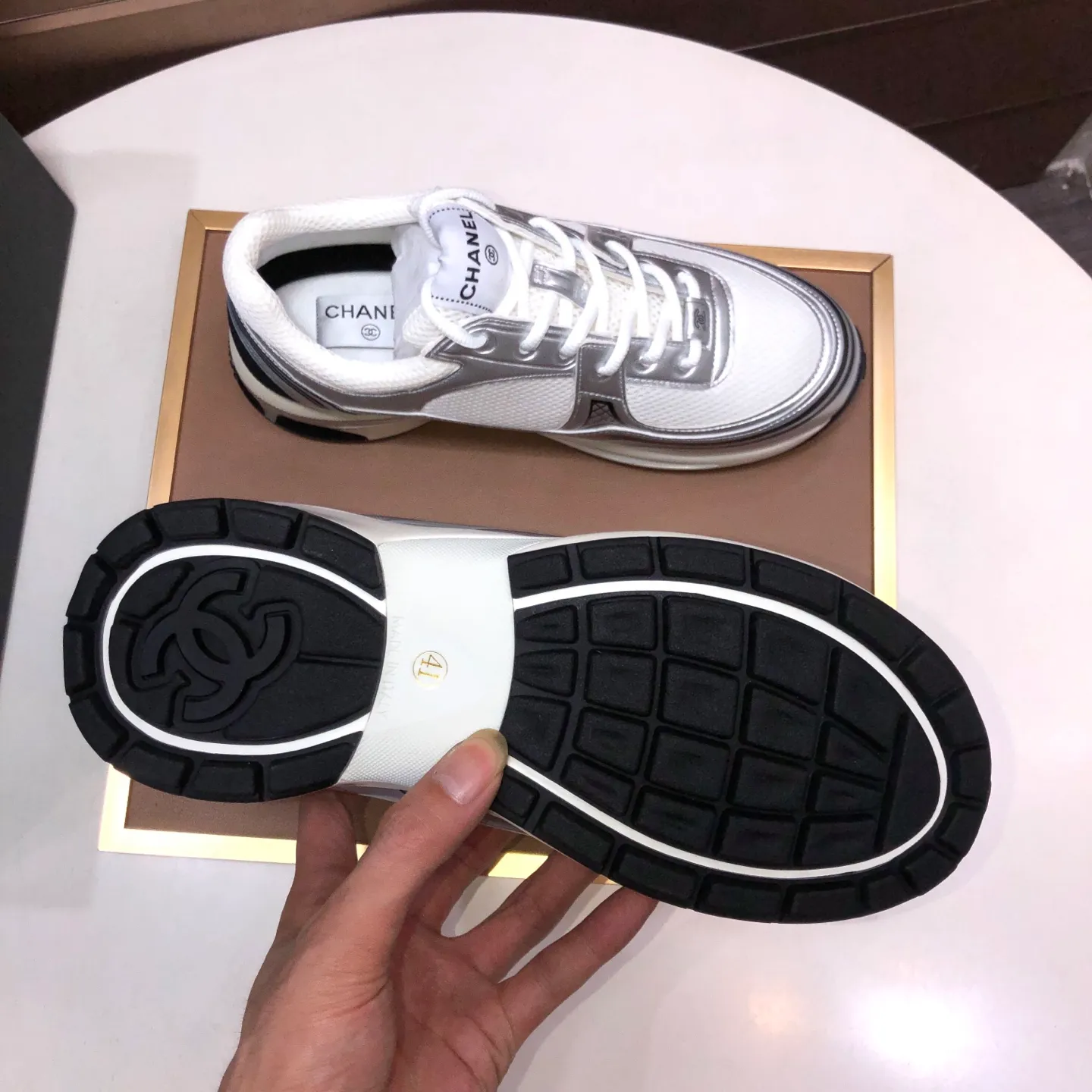 Men's shoes💰600💰【CHANEL】(Chanel couple's model)👩‍❤️‍💋‍👨The latest all-season shoes🔥🔥The ultimate derivative model. Not only are you more fashionable on your feet, but wearing flat shoes can also lengthen your overall body shape ~ "Features" The simple upper is paired with conspicuous small fragrant cloth strips, which is fashionable and high-end. 💕💕Selected Chanel fabric for the upper, comfortable and soft fabric lining available in 5 colors 🐎Size: (women's 35-39, customized 40. Men's 38-44, customized 45)